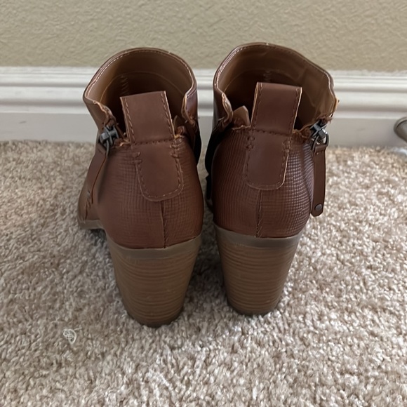 Universal Threads ankle Boots - Picture 3 of 6